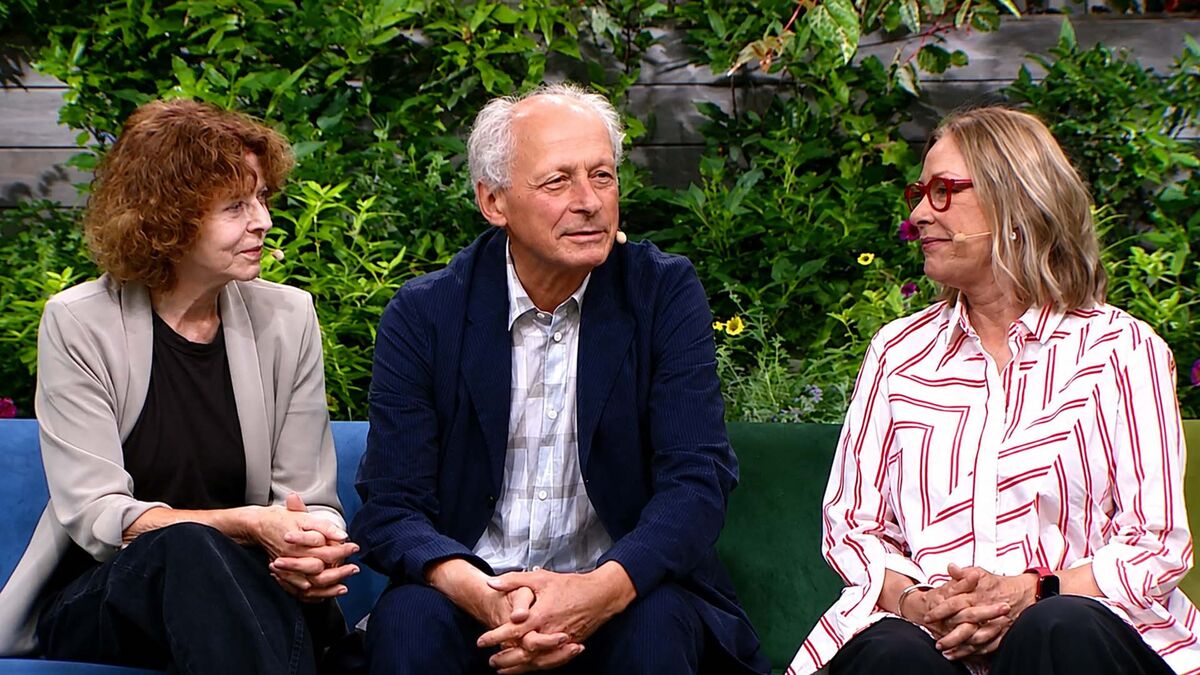 Anna Romantowska, Paweł Wawrzecki i Małgorzata Potocka siedzą obok siebie na kanapie w telewizyjnym studiu otoczonym zielonymi roślinami. Anna Romantowska ma na sobie jasną marynarkę, Paweł Wawrzecki granatowy garnitur z jasną koszulą, a Małgorzata Potocka białą koszulę z czerwonym geometrycznym wzorem i czerwone okulary. Kadr przedstawia gości programu podczas rozmowy w studiu.
