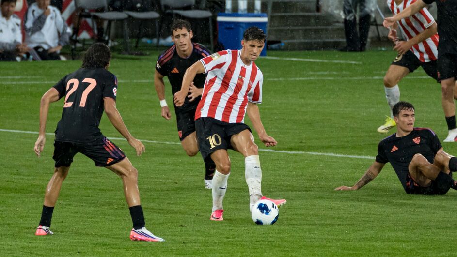 Filip Marchwiński w starciu z Sevillą (fot. Getty Images)